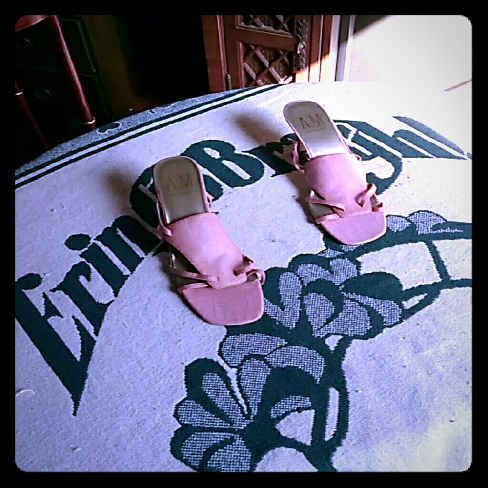 Open toe sandal by Ann marino